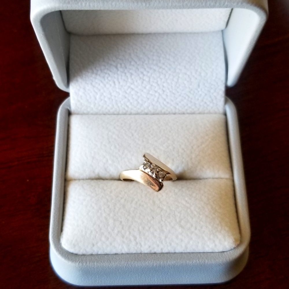 10K Gold Diamond Ring - Picture 6 of 9